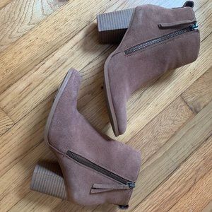 LIKE NEW - Cognac bootie heels